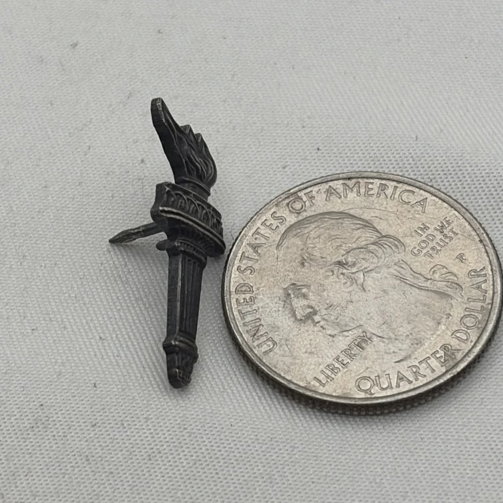 Statue Of Liberty Torch USA Patriotic Silver Tone Lapel Hat Pin Accessory